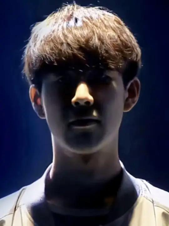 Royal Never Give Up 夏季赛选手队伍化妆照片：永不放弃！