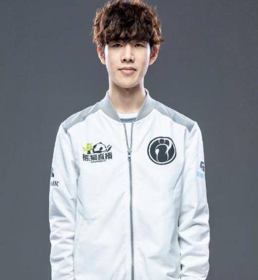 Team WE 正式公布了 NEST 的阵容：打野 mxx ，中路选手 BuLuKaKa ，下路选手 Stay