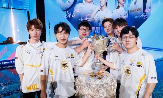 Virtus.pro 击败 Astralis 以晋级 PGL 布加勒斯特 2025 季后赛